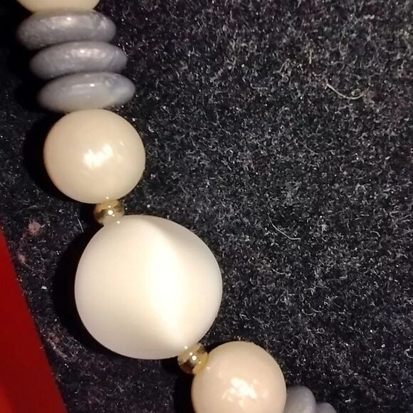 VTG Trifari Cream And Gray Acrylic bead 16" necklace With Gold Tone Spacers NWT - Picture 4 of 7